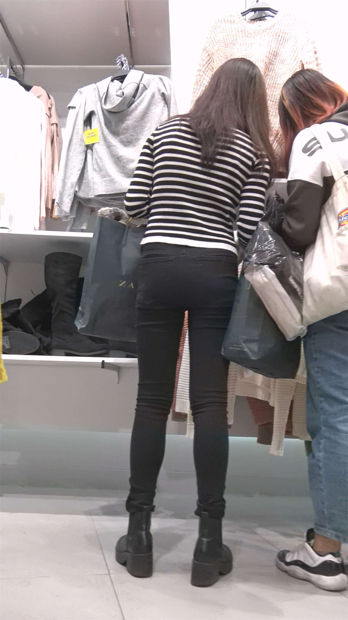 图片[2]-黑色牛仔裤丰满美女-日更街拍