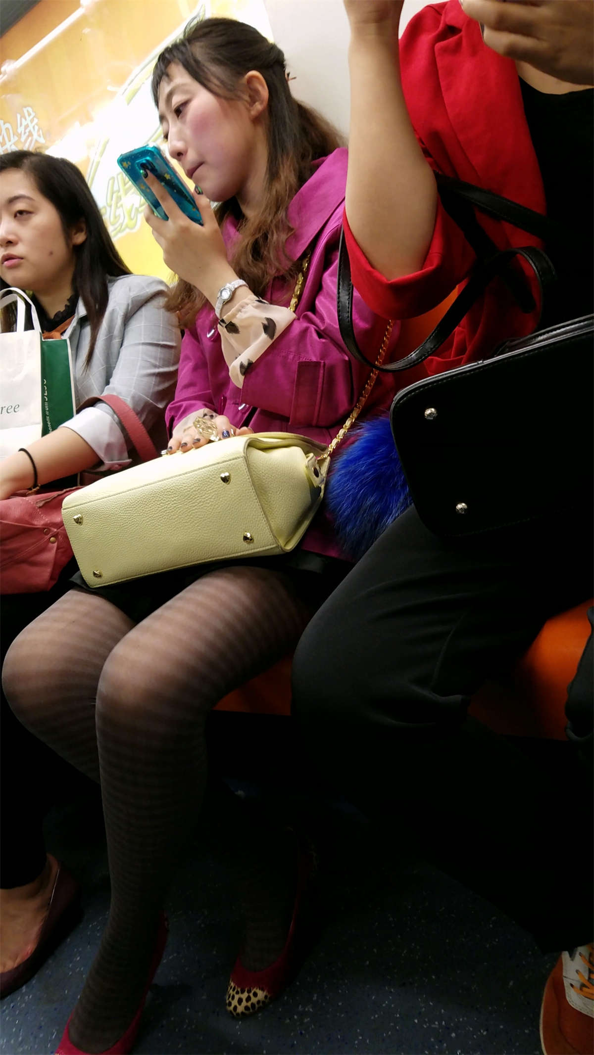 地铁拍摄条纹黑丝红色高跟少妇-日更街拍