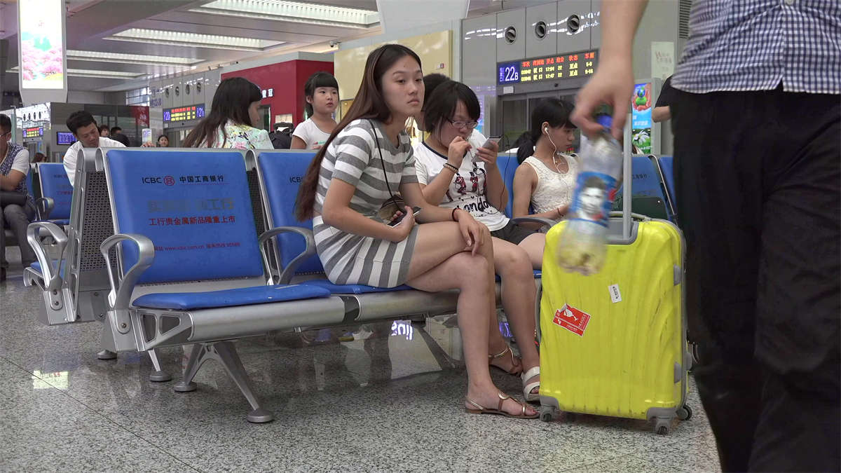长发女孩候车时也不忘来一把美腿诱惑-日更街拍