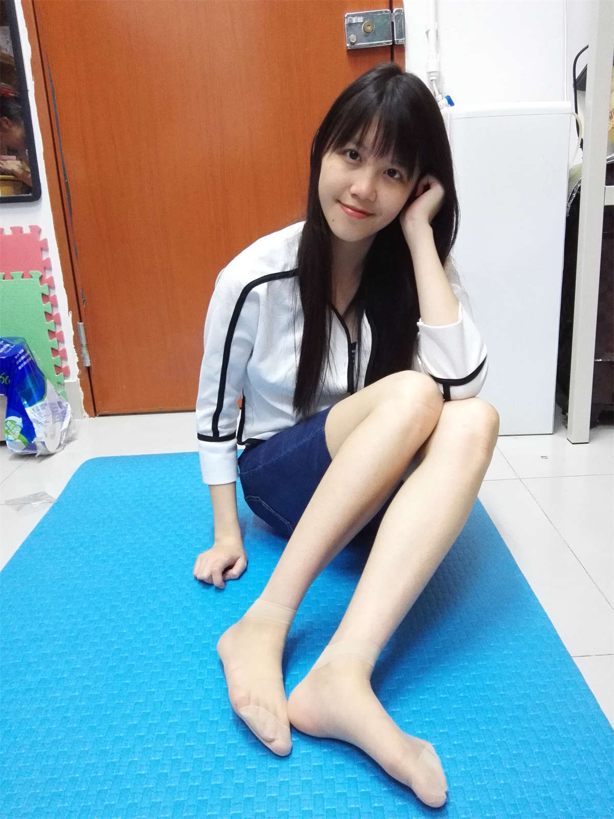 图片[2]-学妹校园寝室短丝系列011期 红萍-日更街拍