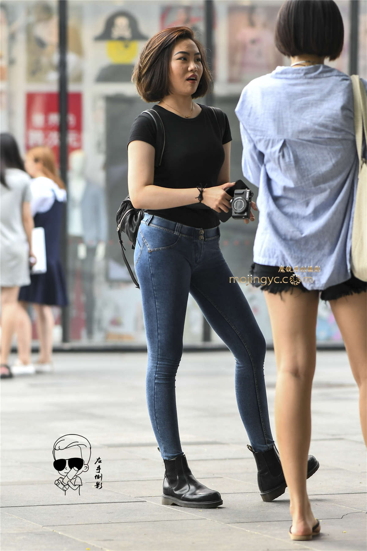 紧绷牛仔凸显魔鬼身材-日更街拍