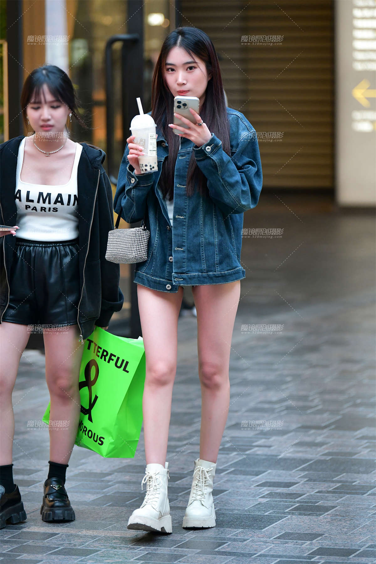 ★苗条牛仔热裤美女-日更街拍