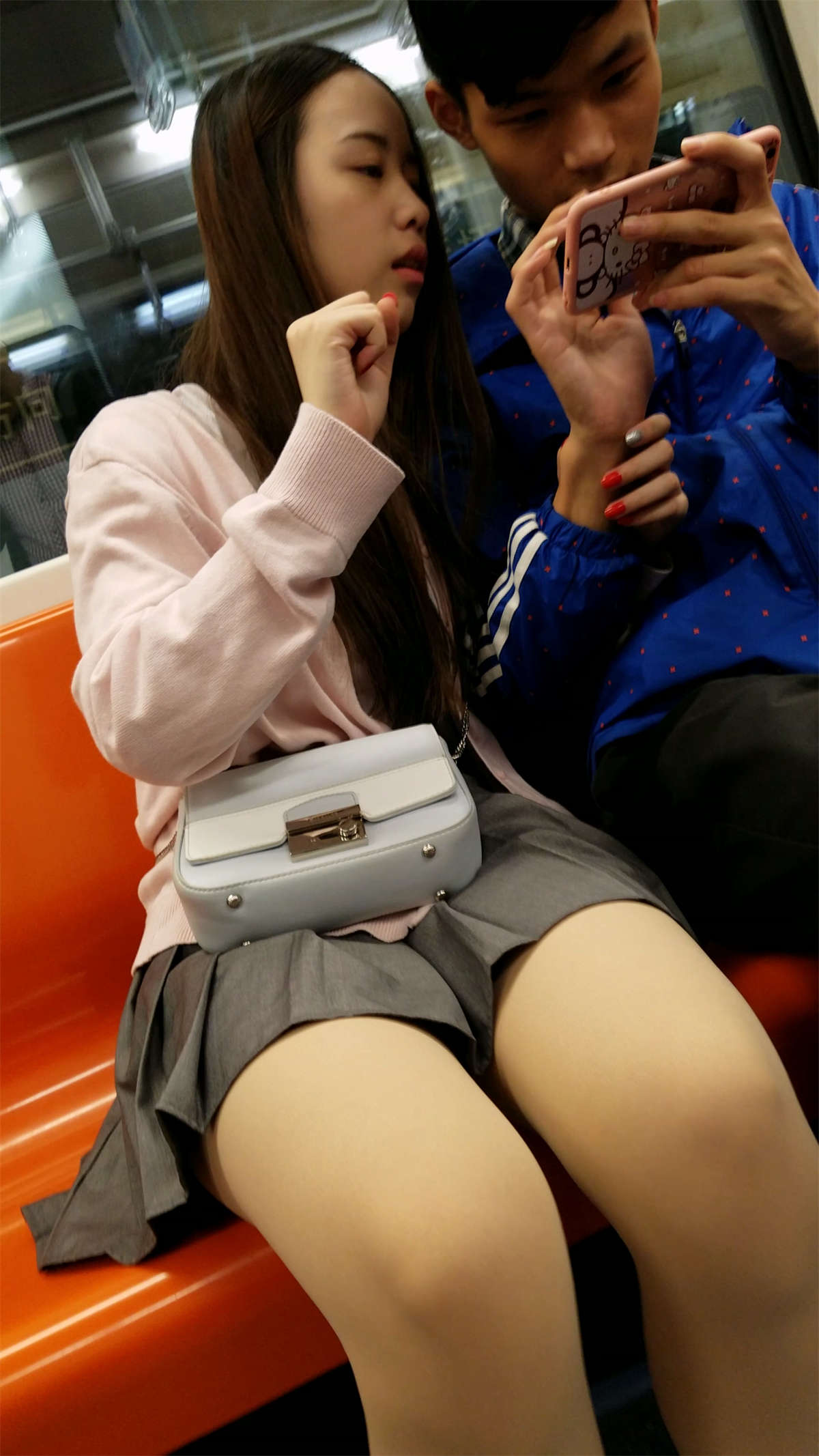 图片[2]-地铁灰色短裙肉丝丝袜漂亮长发美眉-日更街拍