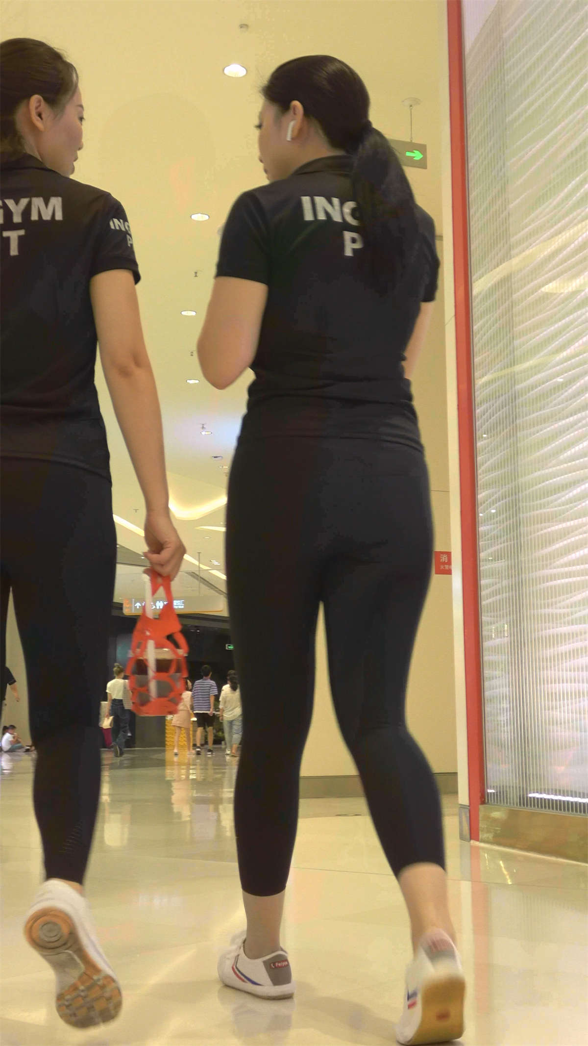 图片[2]-紧身裤性感美妇-日更街拍