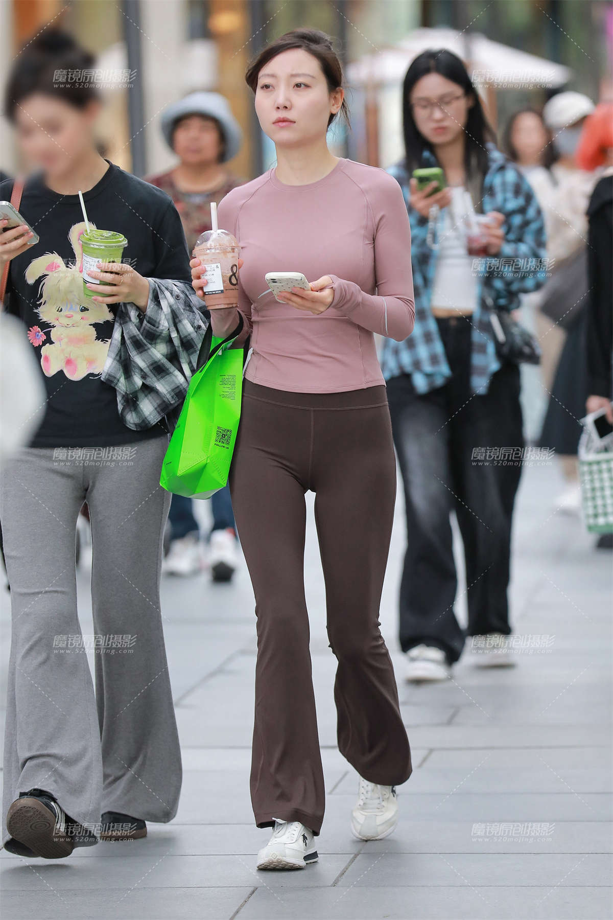 棕色瑜伽裤美女-日更街拍