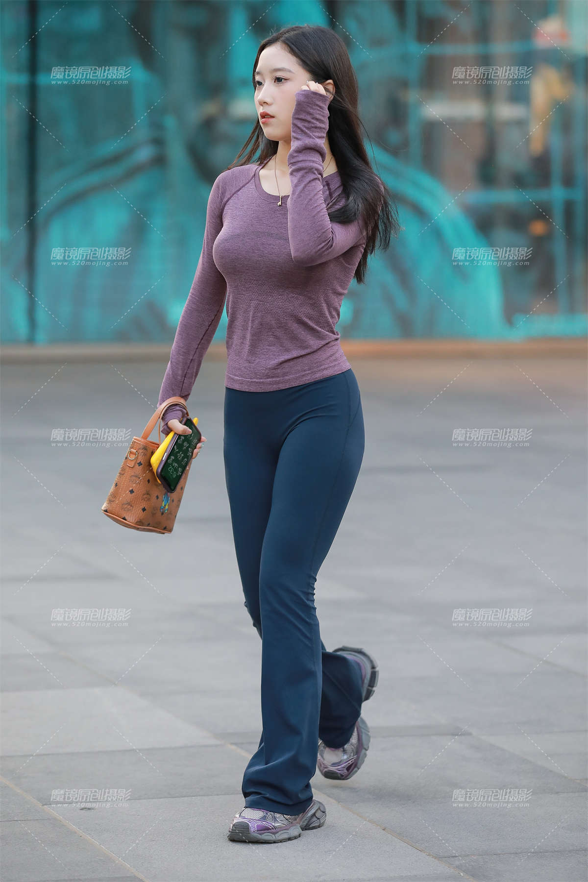 图片[2]-深蓝色瑜伽裤美女-日更街拍