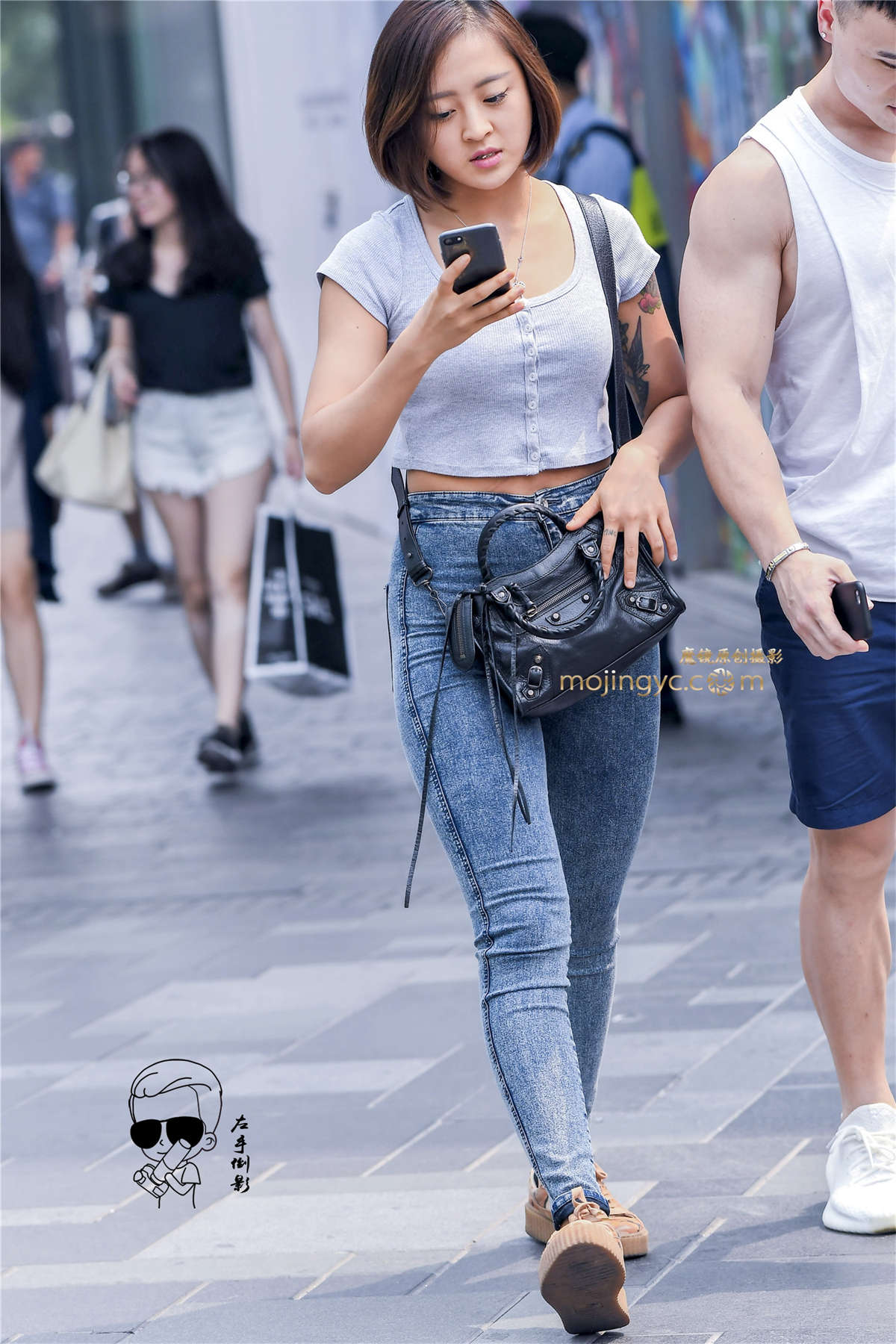 紧绷仔裤包裹出浑圆美臀-日更街拍