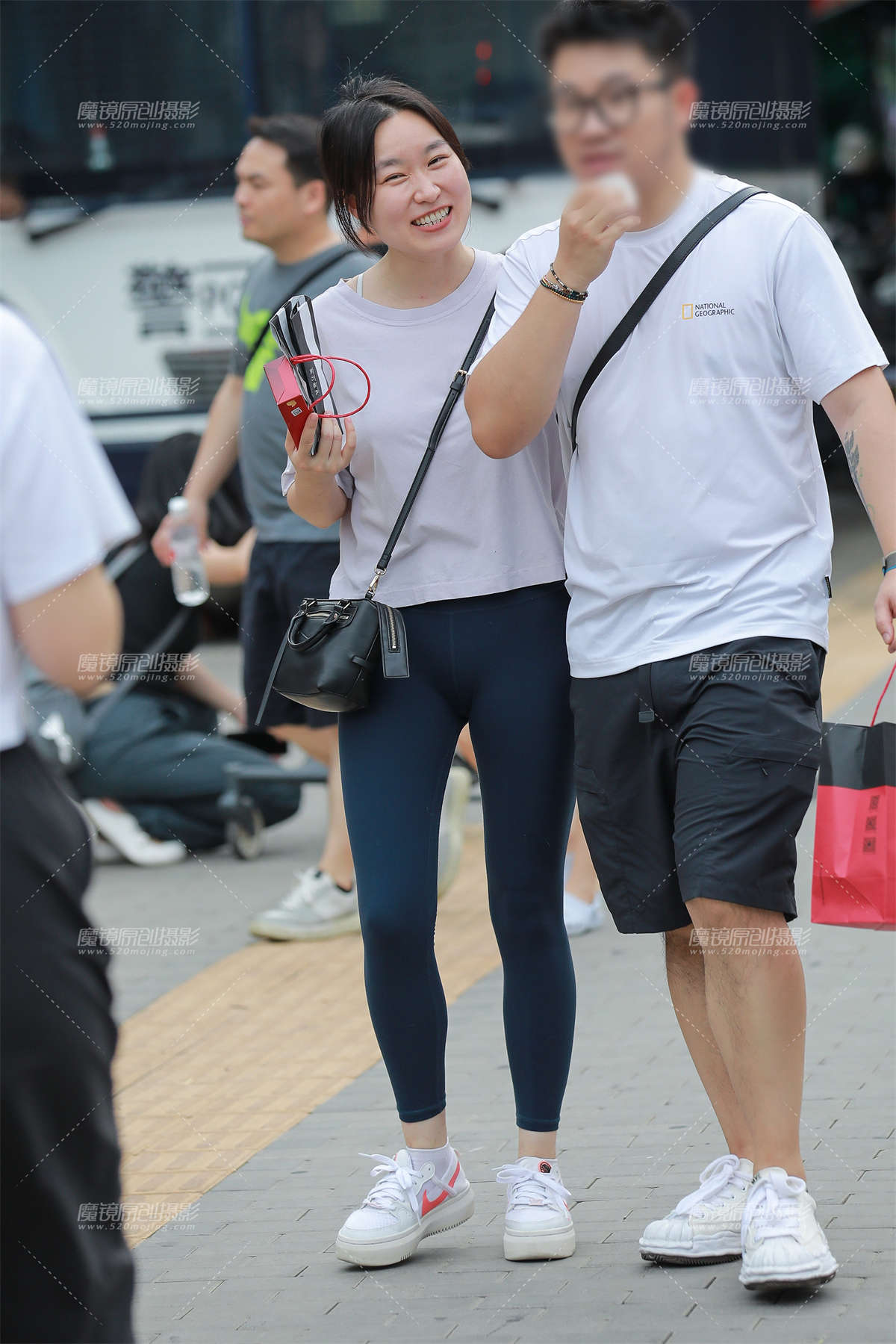 深蓝瑜伽裤女友-日更街拍