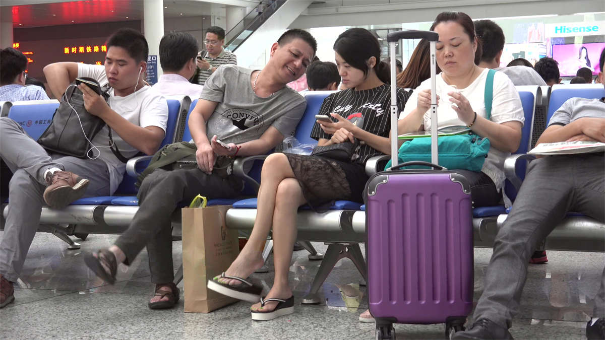 少妇绿趾艳足，脚型不错，但左脚脚面口味略重，有不少的抖腿动作-日更街拍