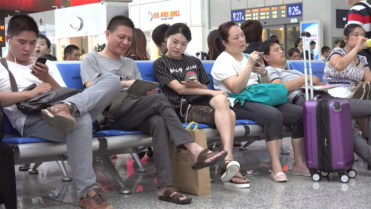 图片[2]-少妇绿趾艳足，脚型不错，但左脚脚面口味略重，有不少的抖腿动作-日更街拍