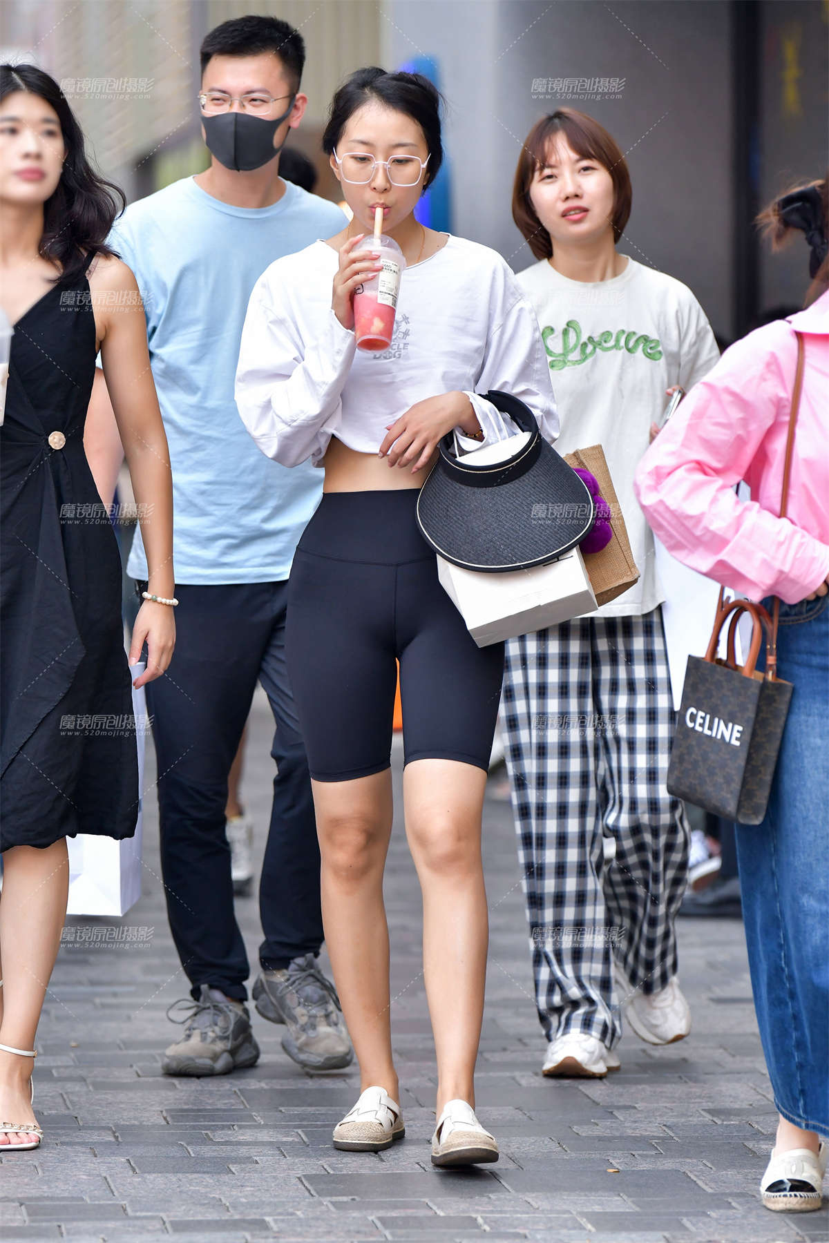 图片[2]-★奶茶五分紧身裤美女-日更街拍