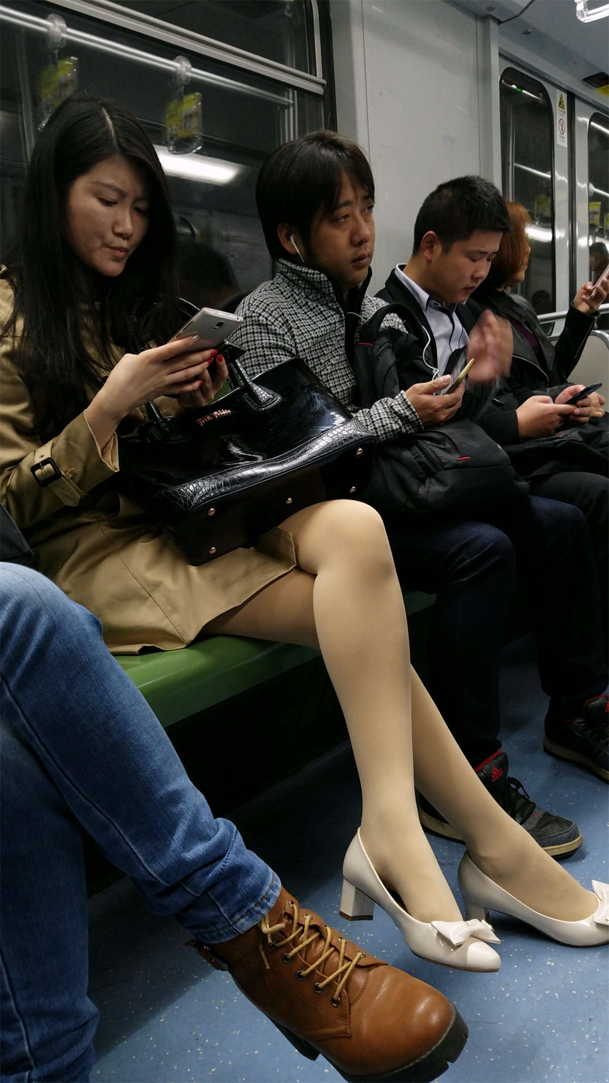 地铁漂亮美少妇肉色丝袜性感美腿高跟-日更街拍