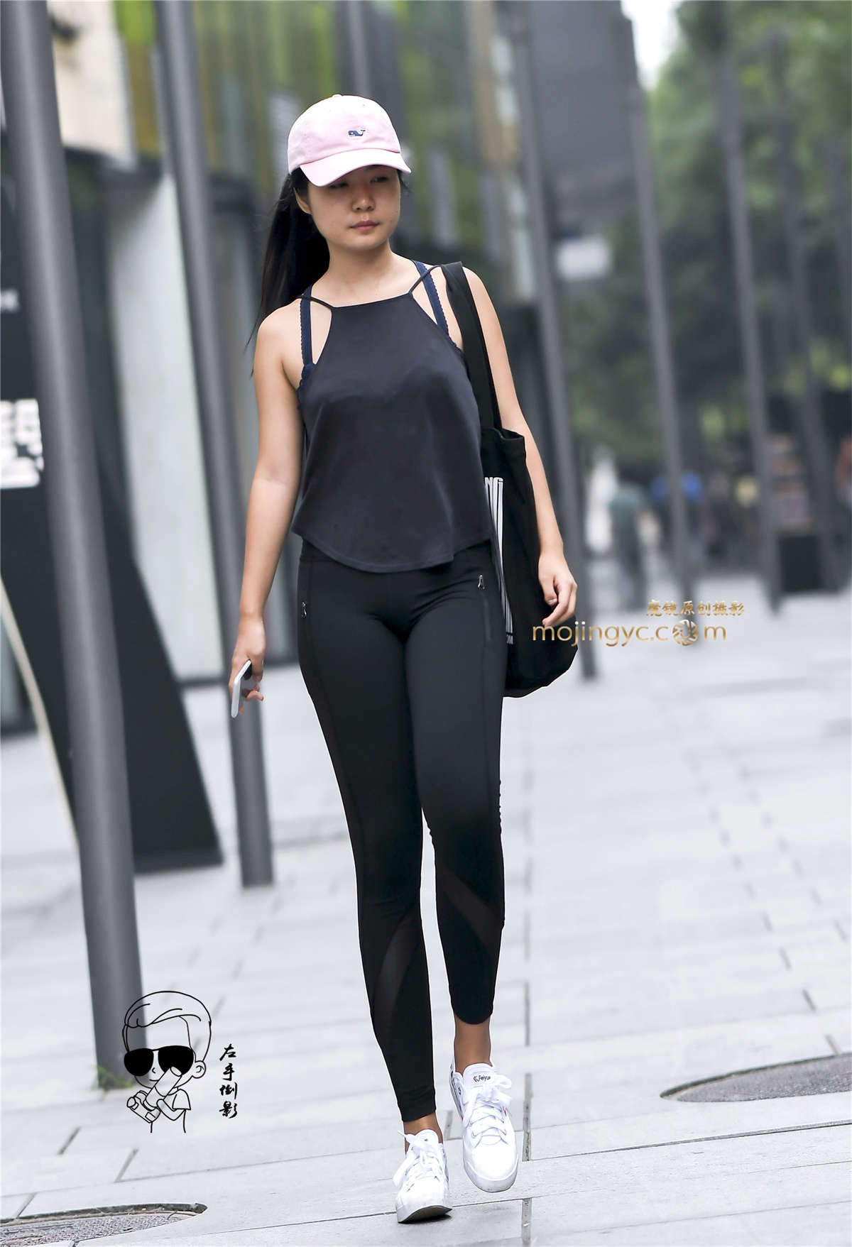 紧裤包裹出性感好身材-日更街拍