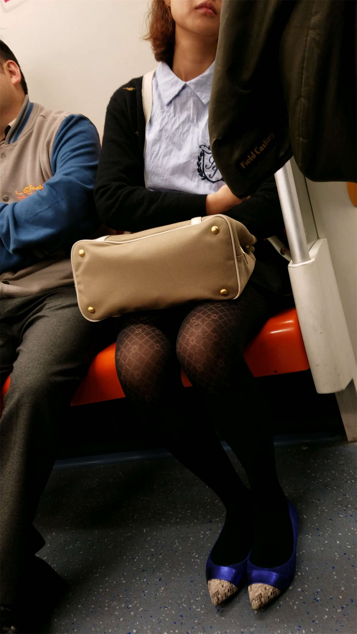 图片[2]-地铁闭目养神休息的花纹黑丝性感美腿少妇-日更街拍