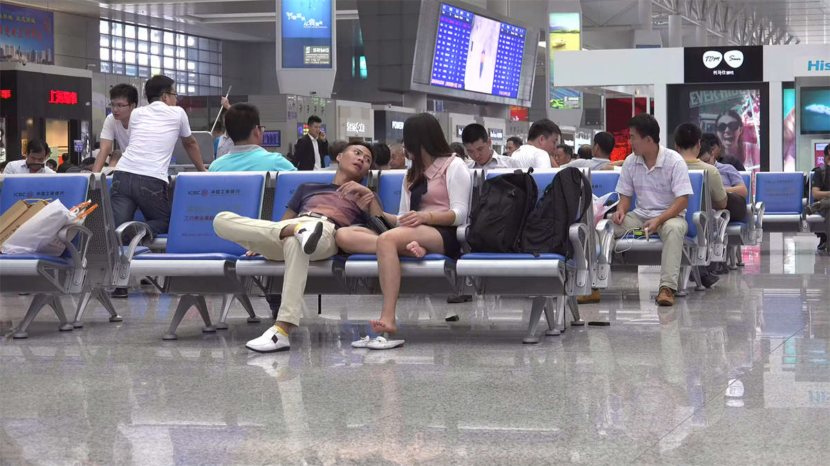 图片[2]-长发少妇坐姿不安分，不但一只脚底让人看了个通透-日更街拍