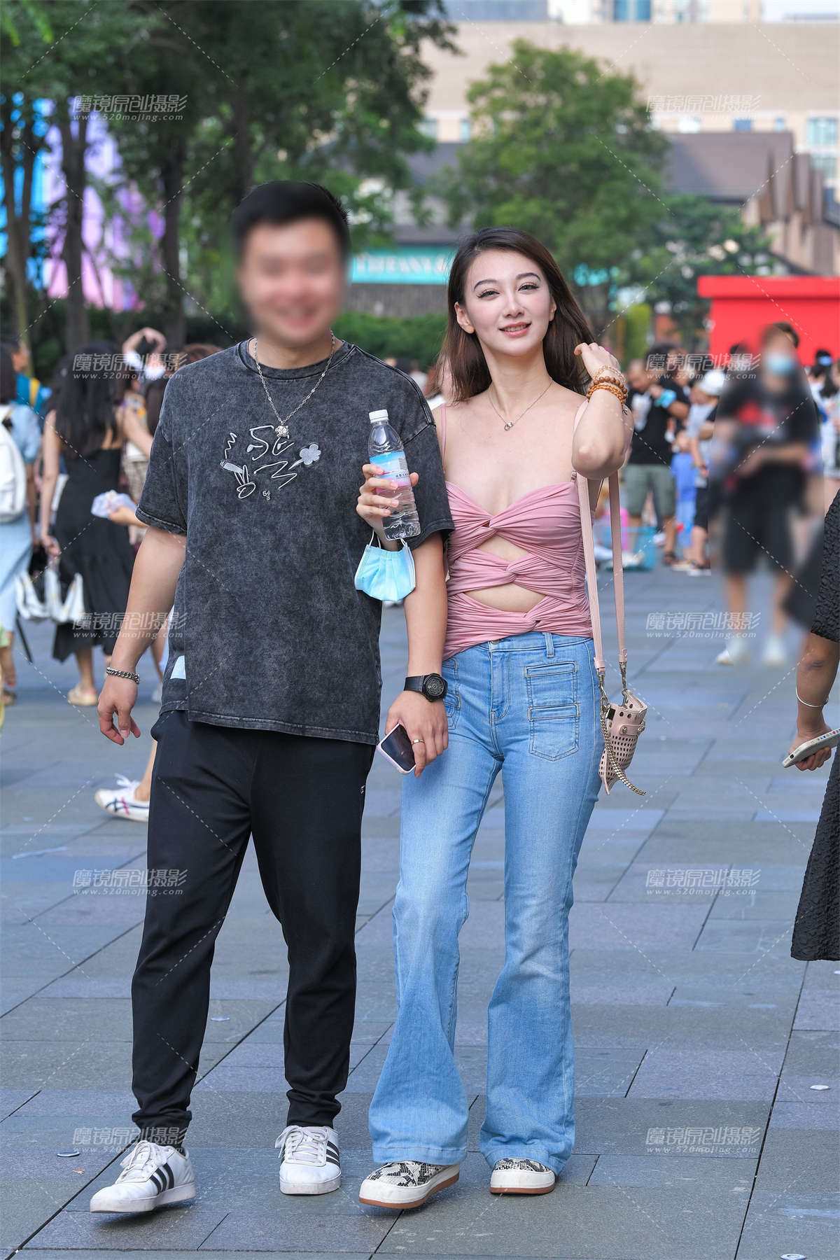 吊带裹胸美女-日更街拍