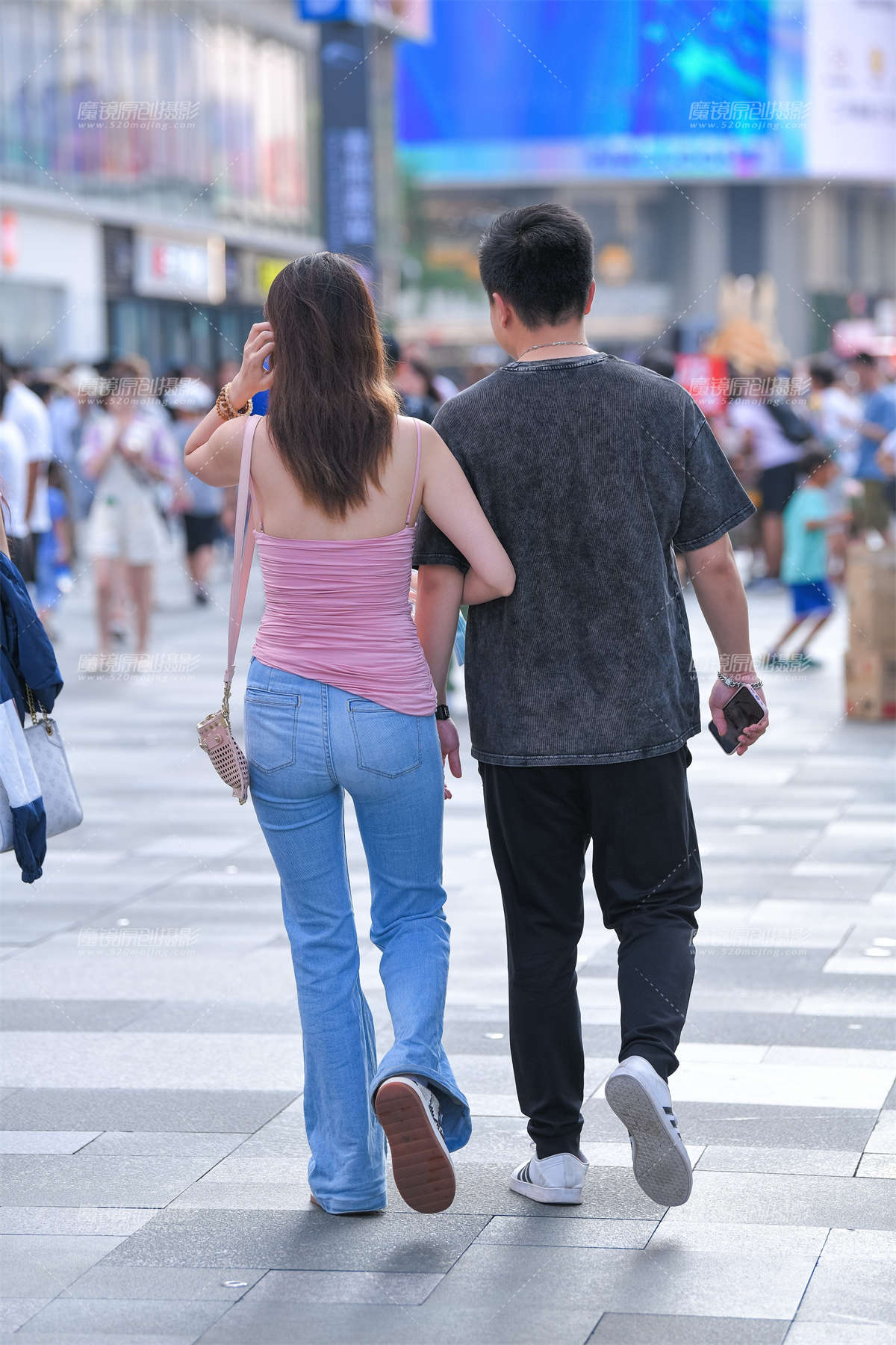 图片[2]-吊带裹胸美女-日更街拍