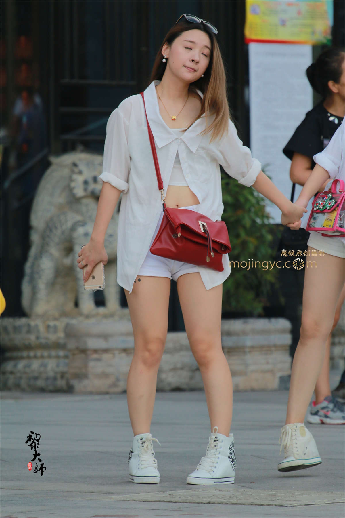 图片[2]-步调一致的两双美腿，一个露腰。-日更街拍