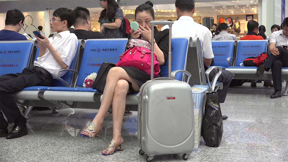 高跟艳足妹子，任性地在我眼皮底下睡着了-日更街拍