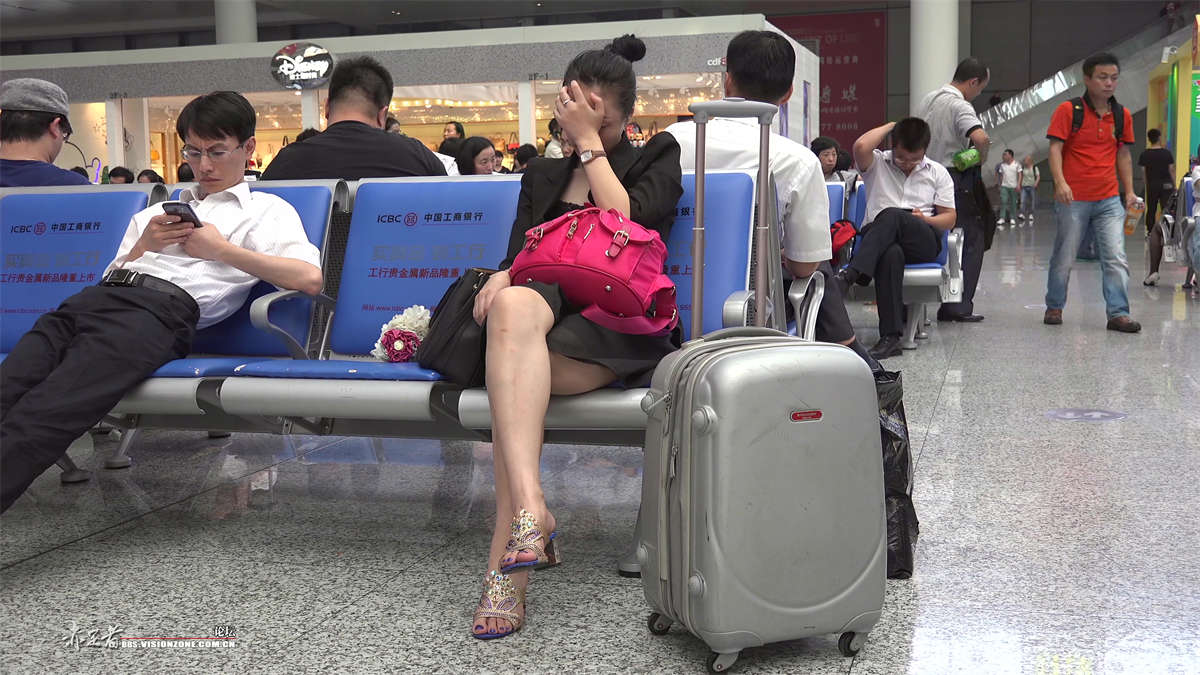 图片[2]-高跟艳足妹子，任性地在我眼皮底下睡着了-日更街拍