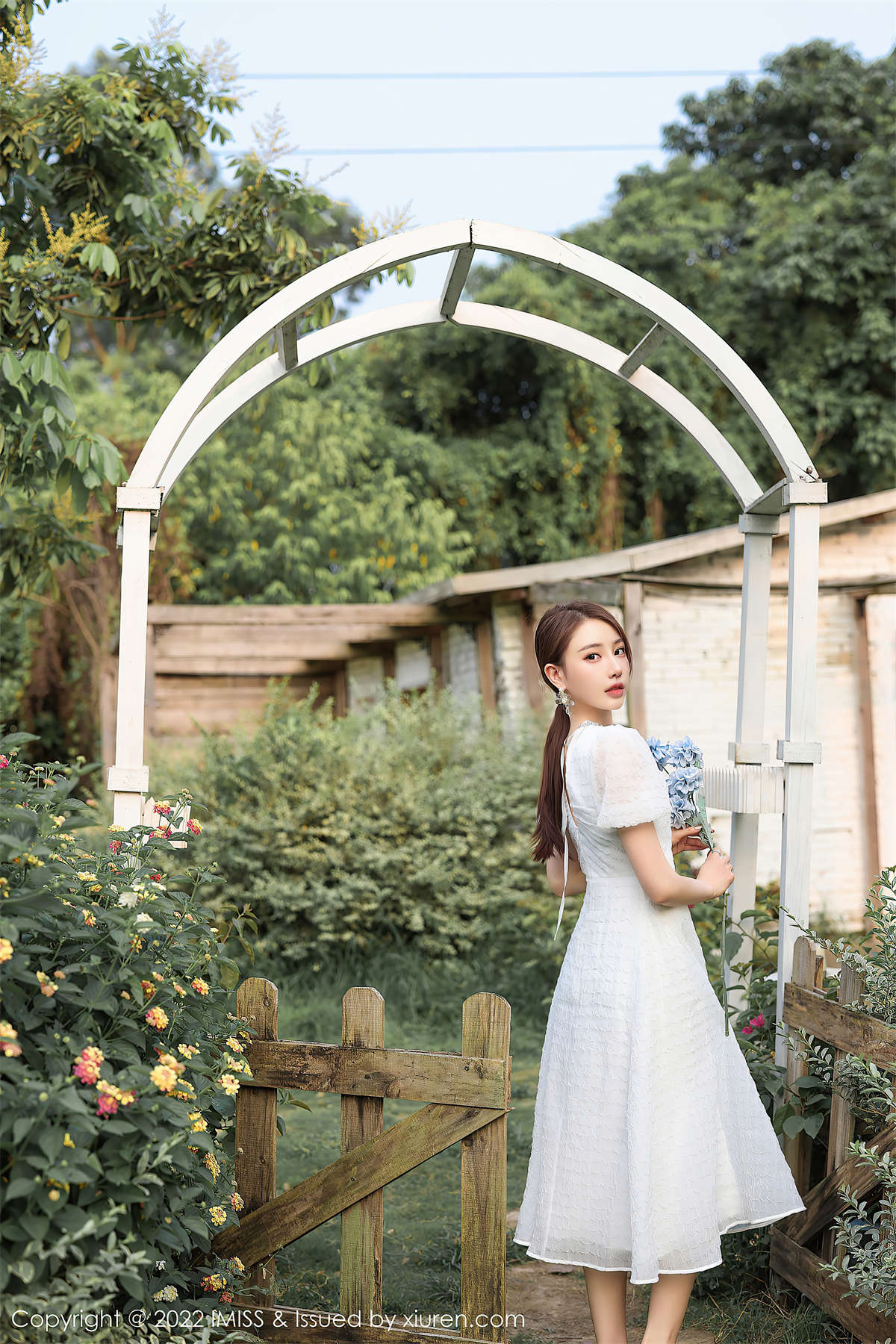 图片[2]-IMiss爱蜜社 2022.05.17 VOL.682 Lynn刘奕宁-日更街拍