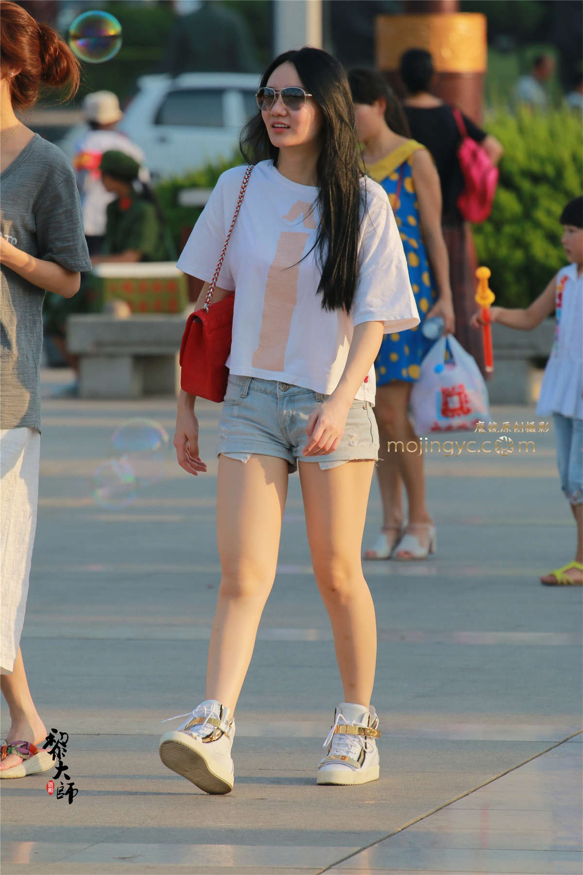 图片[2]-两个美女吹泡泡-日更街拍