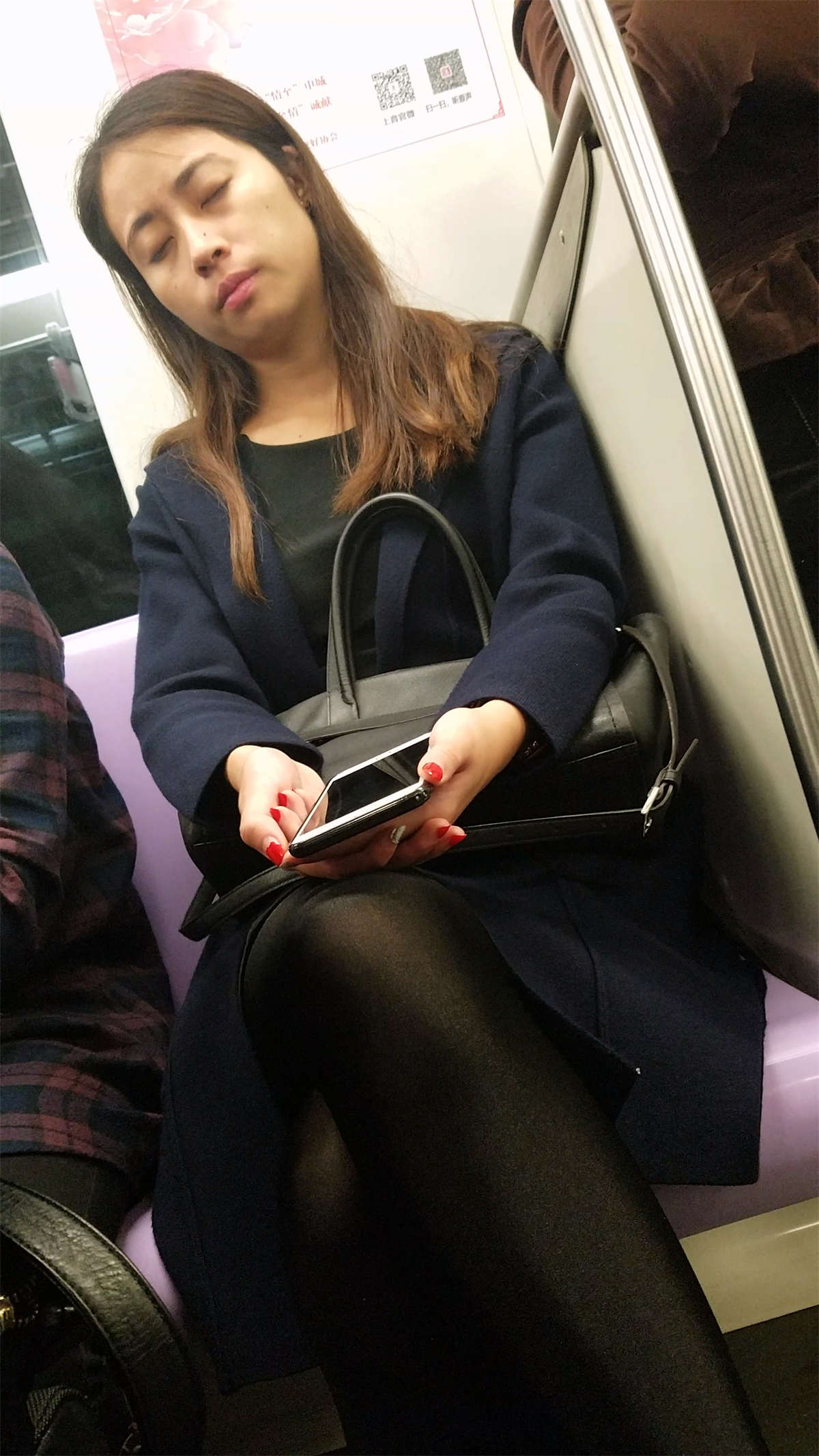 地铁少妇闪亮黑色丝袜细长美腿-日更街拍