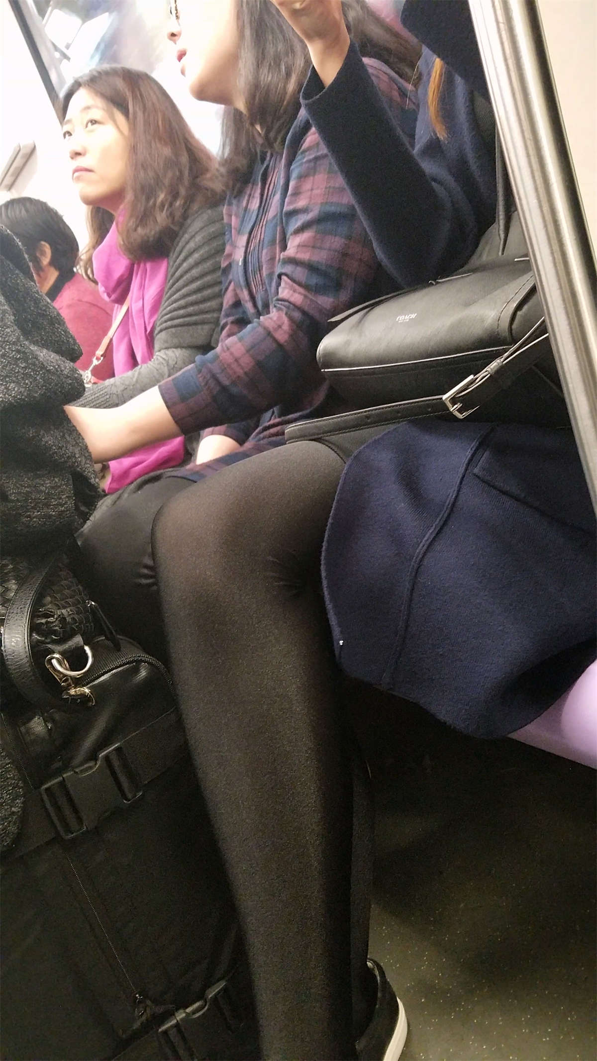 图片[2]-地铁少妇闪亮黑色丝袜细长美腿-日更街拍