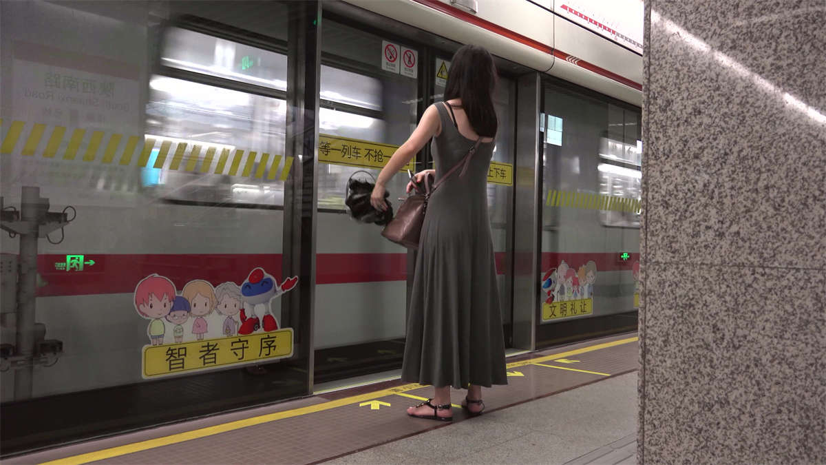 图片[2]-等地铁的长裙MM-日更街拍