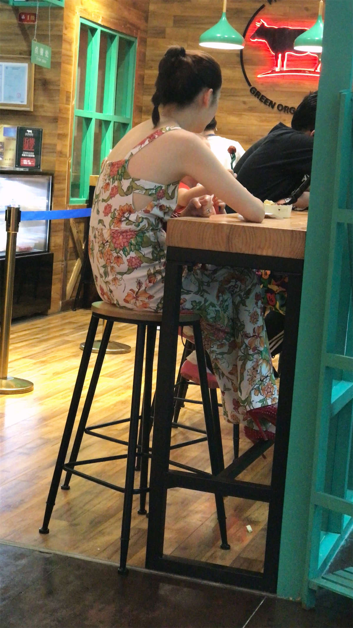极品性感花色长连衣裙街拍女神美女-日更街拍