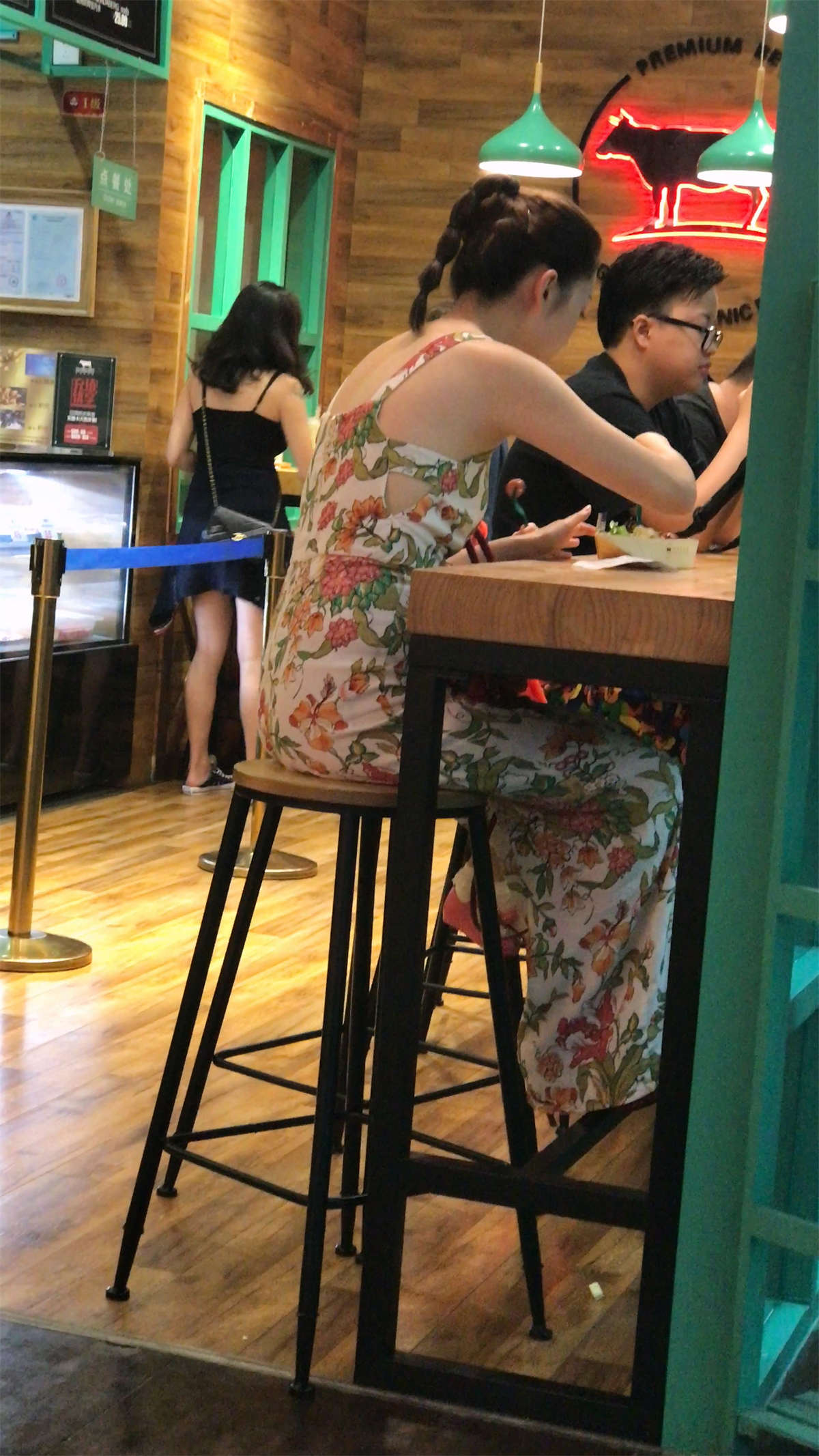 图片[2]-极品性感花色长连衣裙街拍女神美女-日更街拍