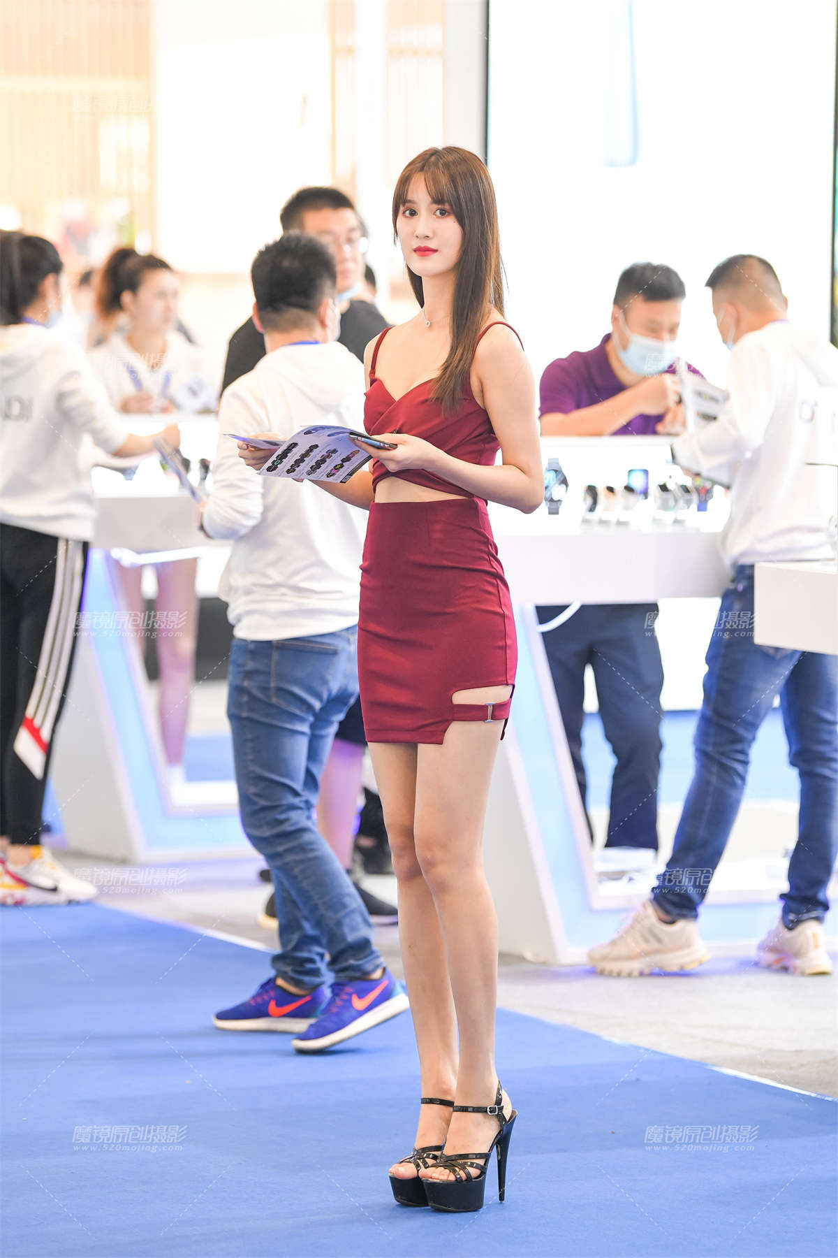 发传单吊带裙美女-日更街拍