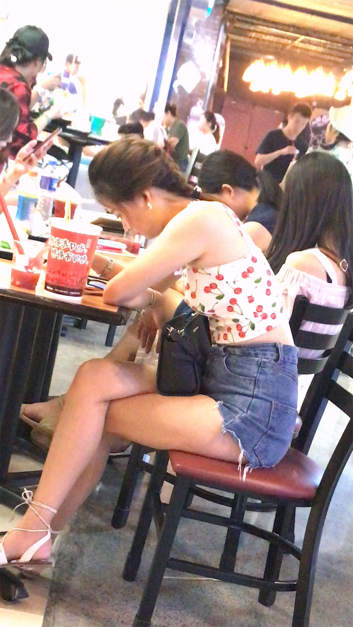 高腰牛仔热裤街拍短吊带美女-日更街拍