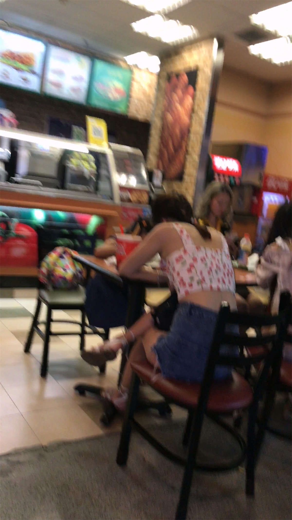 图片[2]-高腰牛仔热裤街拍短吊带美女-日更街拍