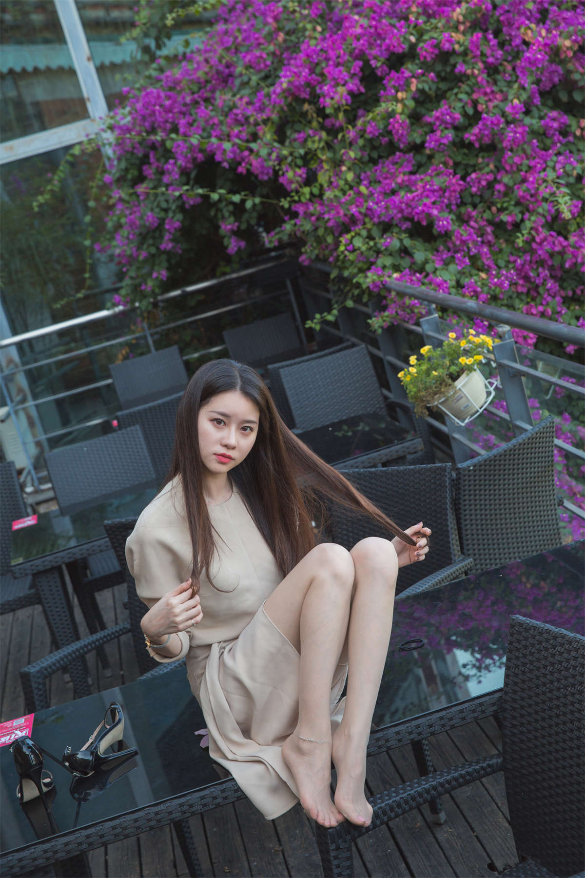 图片[2]-Sia不吃鱼 风衣玉足-日更街拍