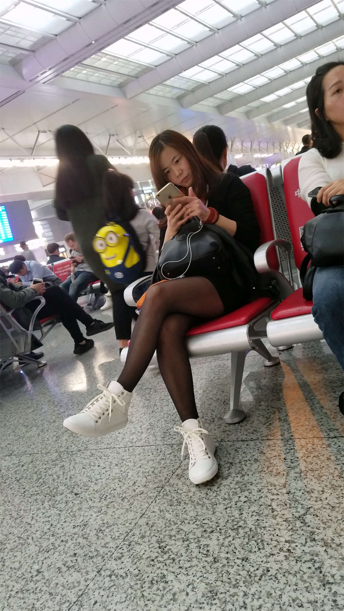 车站黑色丝袜白色运动板鞋短裤美眉-日更街拍