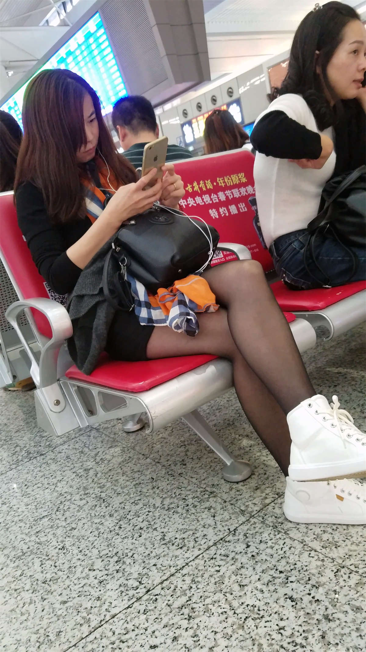 图片[2]-车站黑色丝袜白色运动板鞋短裤美眉-日更街拍