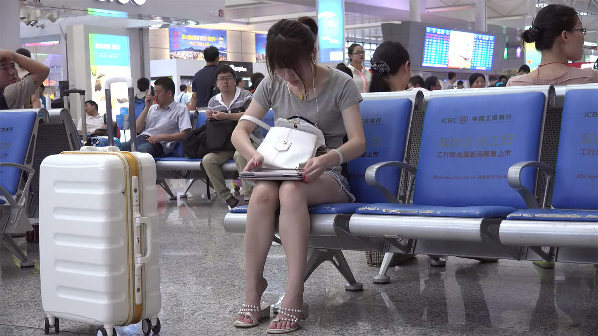 图片[2]-认真追剧的MM-日更街拍