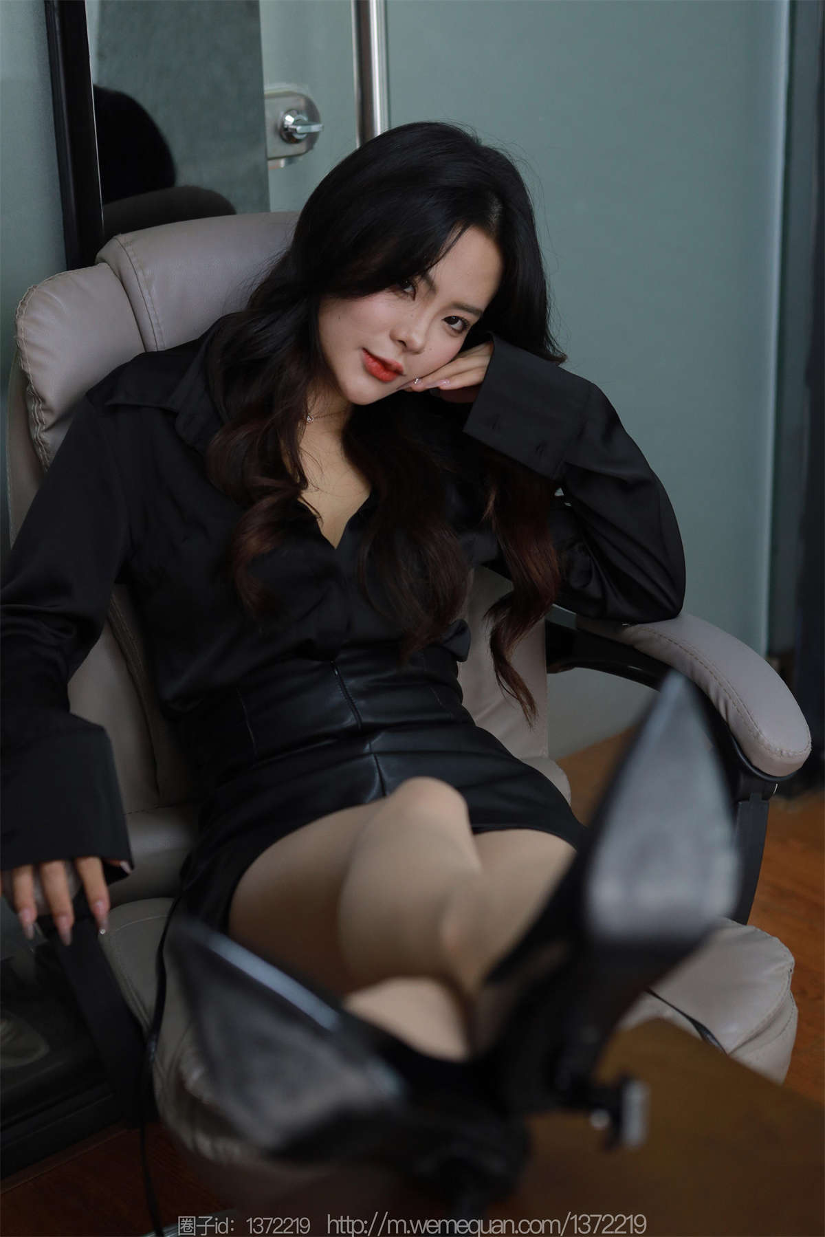 图片[2]-IESS异思趣向 2023.09.21 丝享家1539：兔兔 桌上的办公-日更街拍