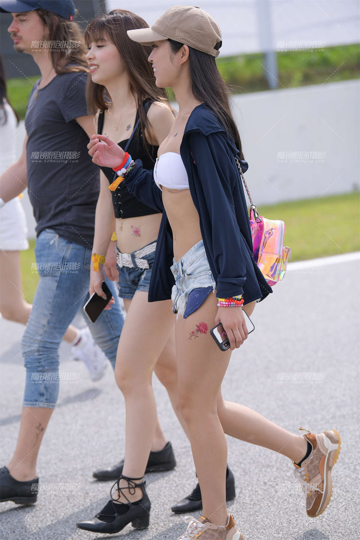 超短热裤鸭舌帽美女-日更街拍