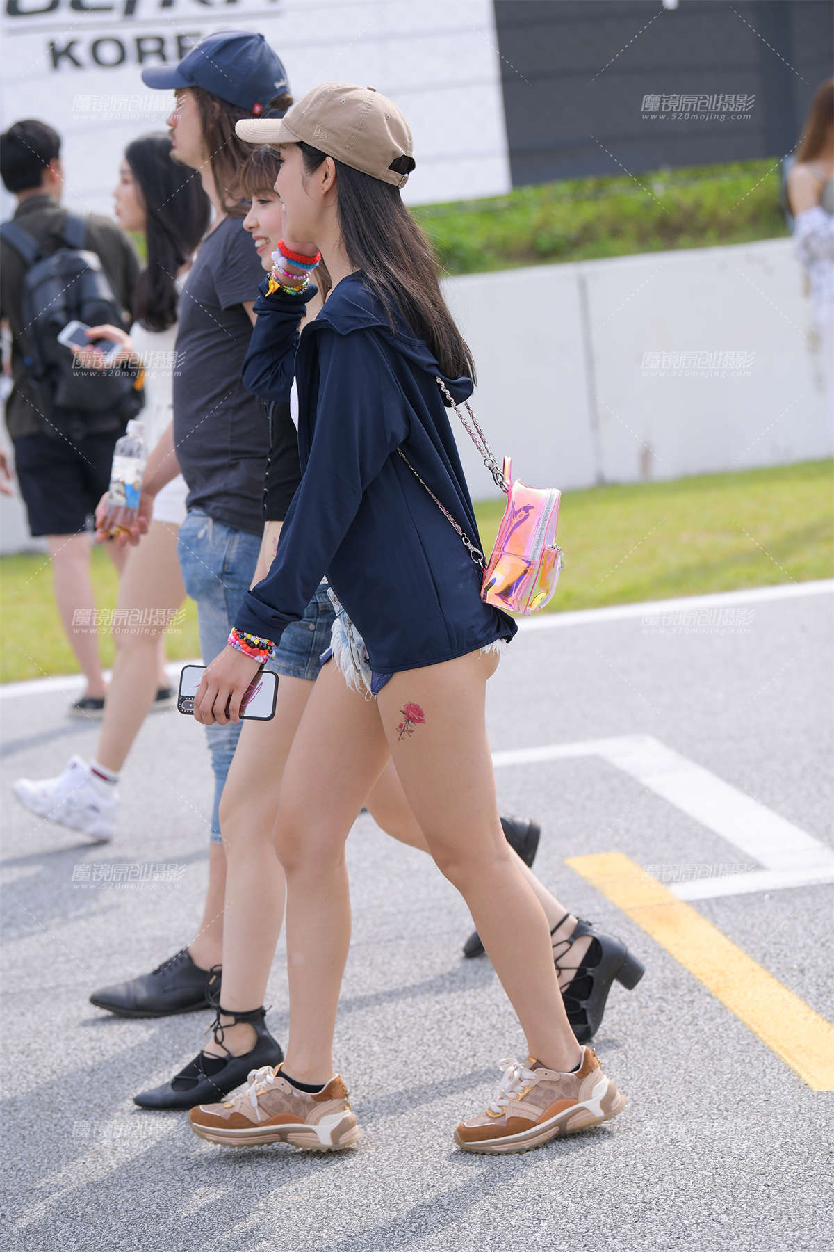 图片[2]-超短热裤鸭舌帽美女-日更街拍