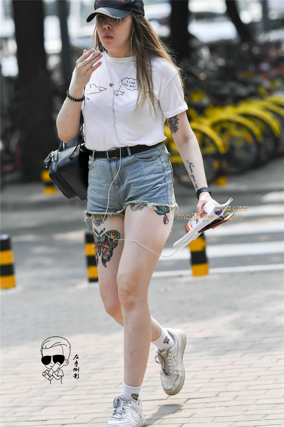 美女热裤突显大美臀-日更街拍