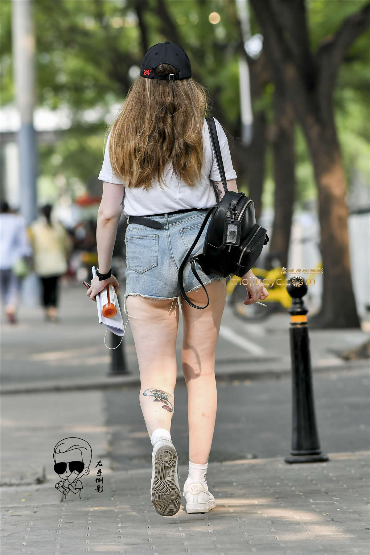 图片[2]-美女热裤突显大美臀-日更街拍