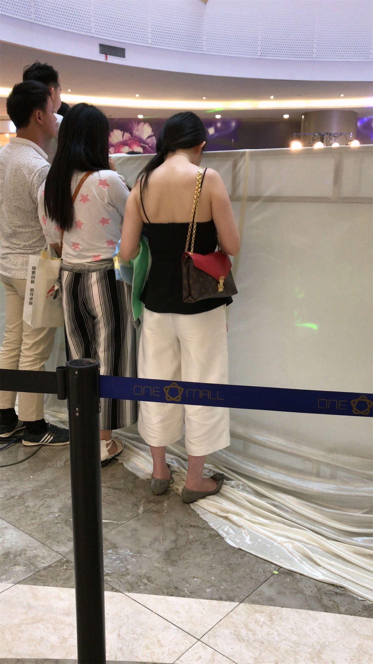 图片[2]-黑色吊带衫丰满大美女-日更街拍