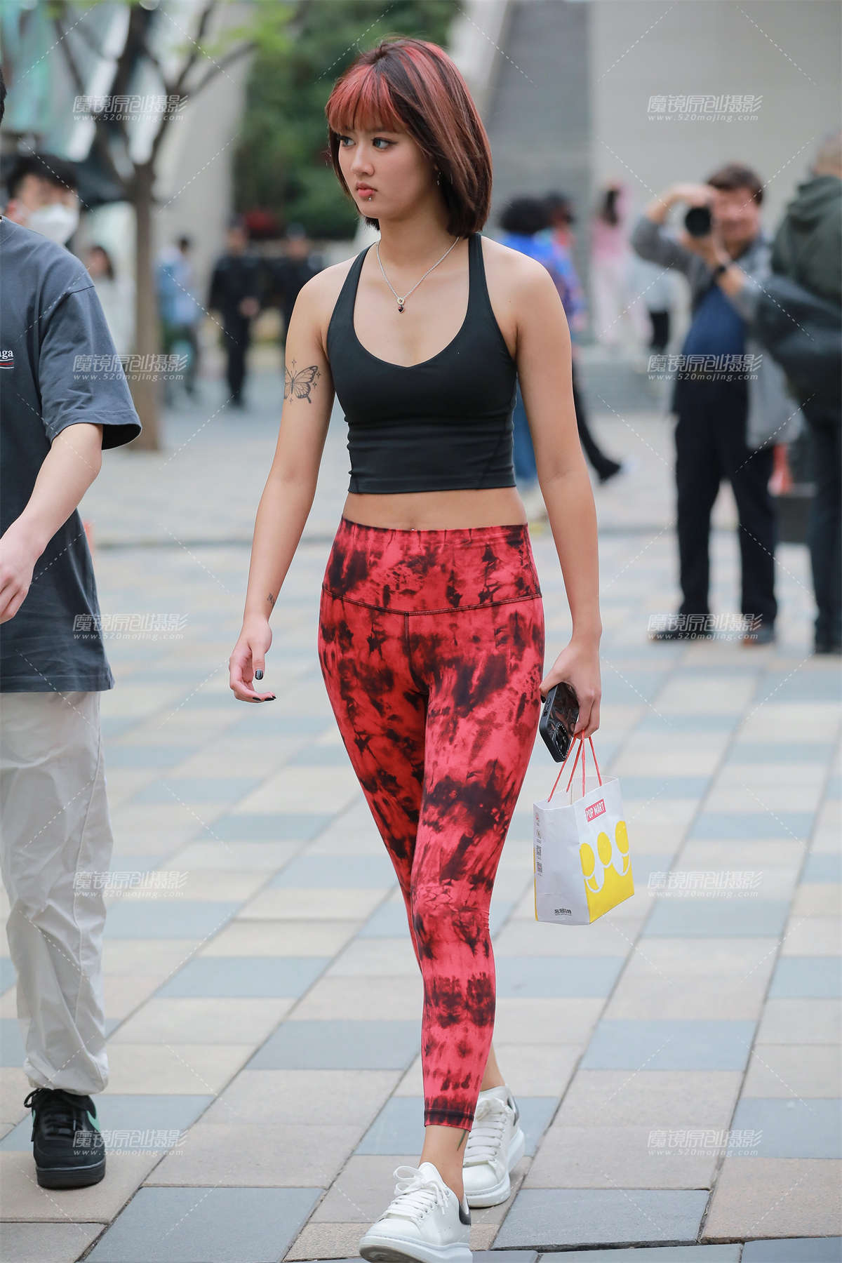 红色紧身瑜伽裤美眉-日更街拍
