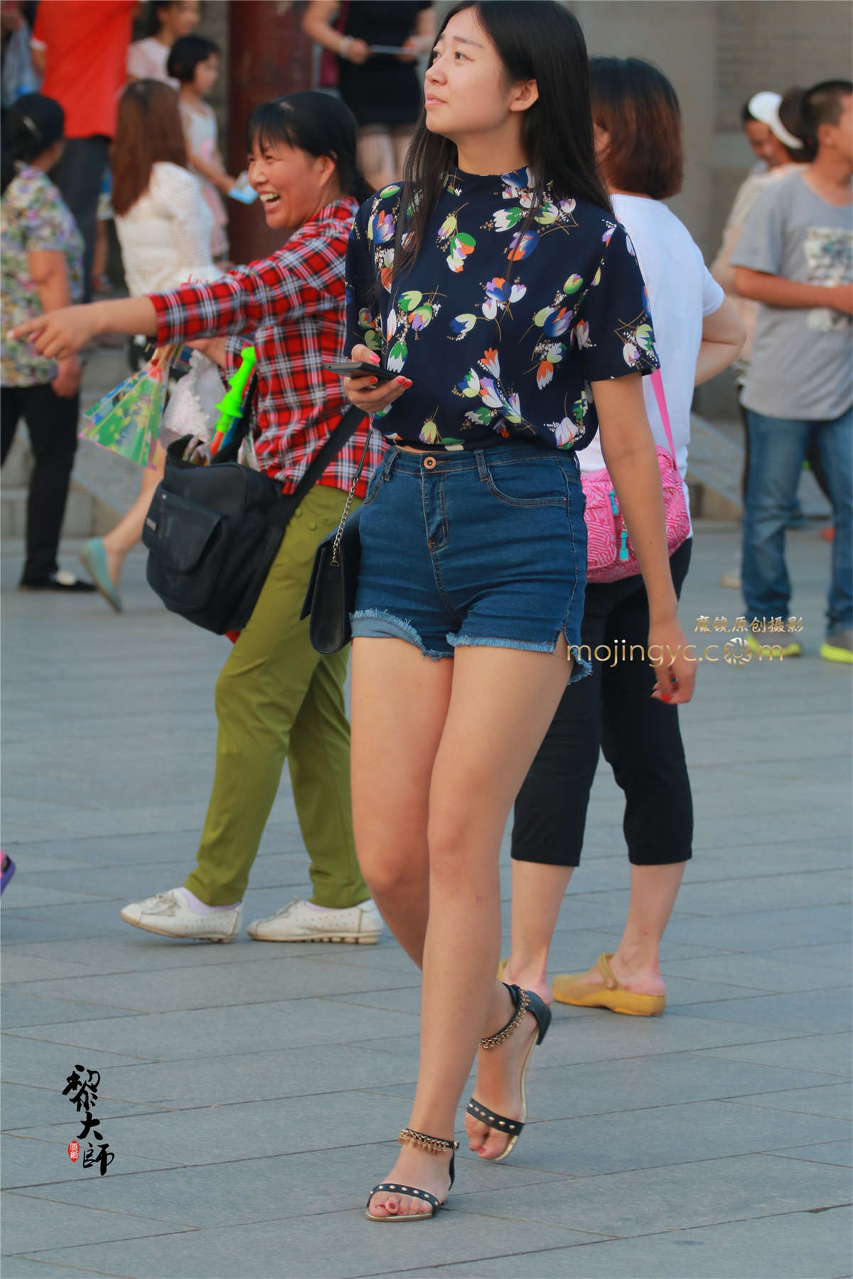 牛仔短裤大长腿-日更街拍