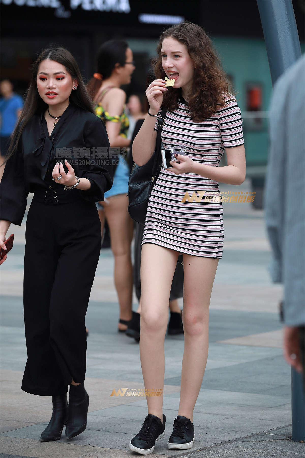 【风舞赛贴】短裙美腿，漂亮洋妞-日更街拍