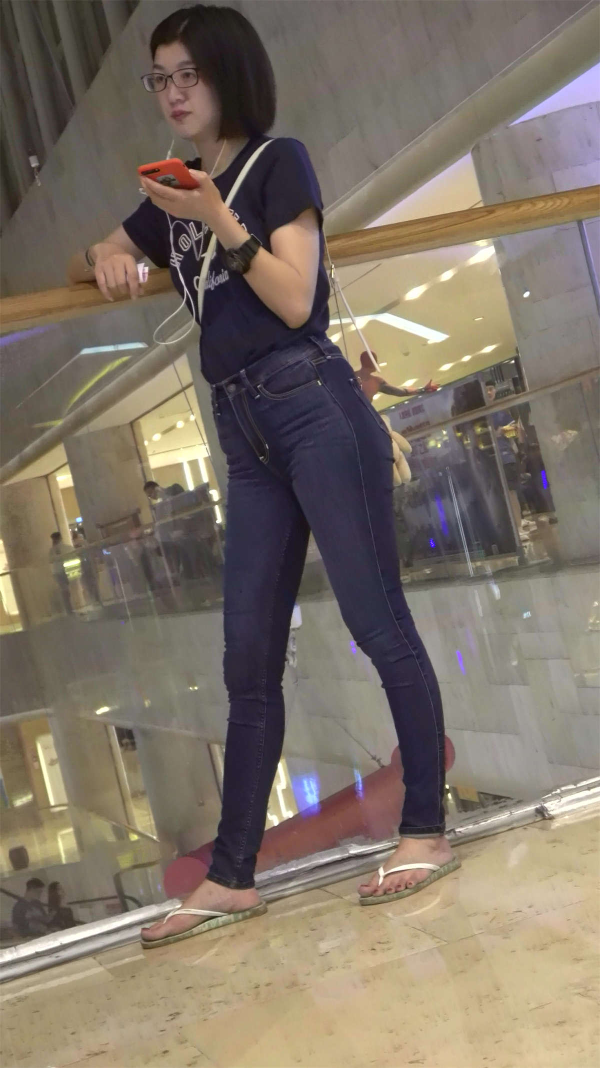 极品紧身蓝色牛仔裤街拍人字拖美女姐姐-日更街拍