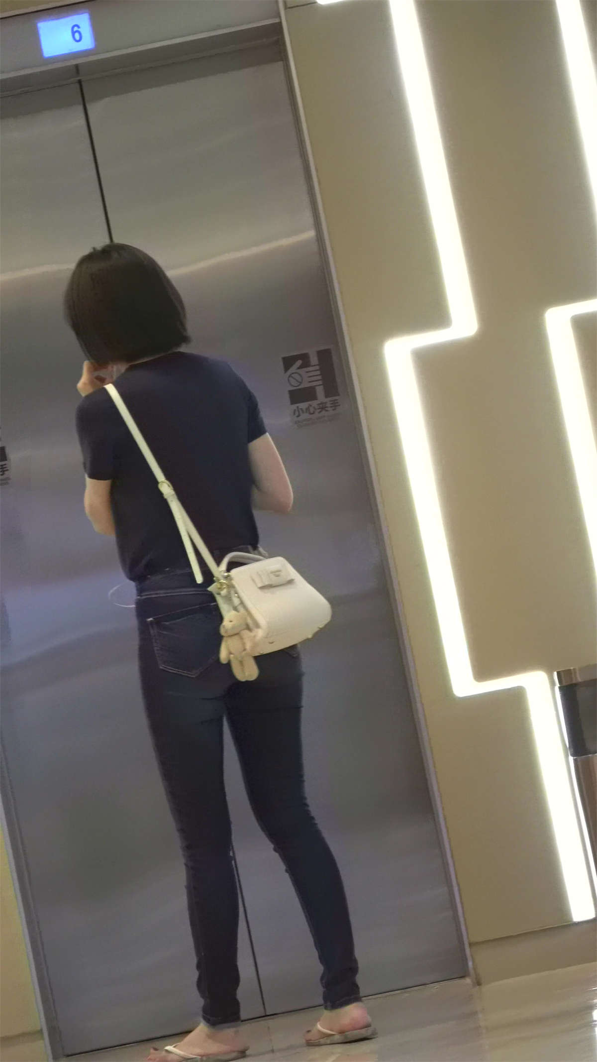 图片[2]-极品紧身蓝色牛仔裤街拍人字拖美女姐姐-日更街拍