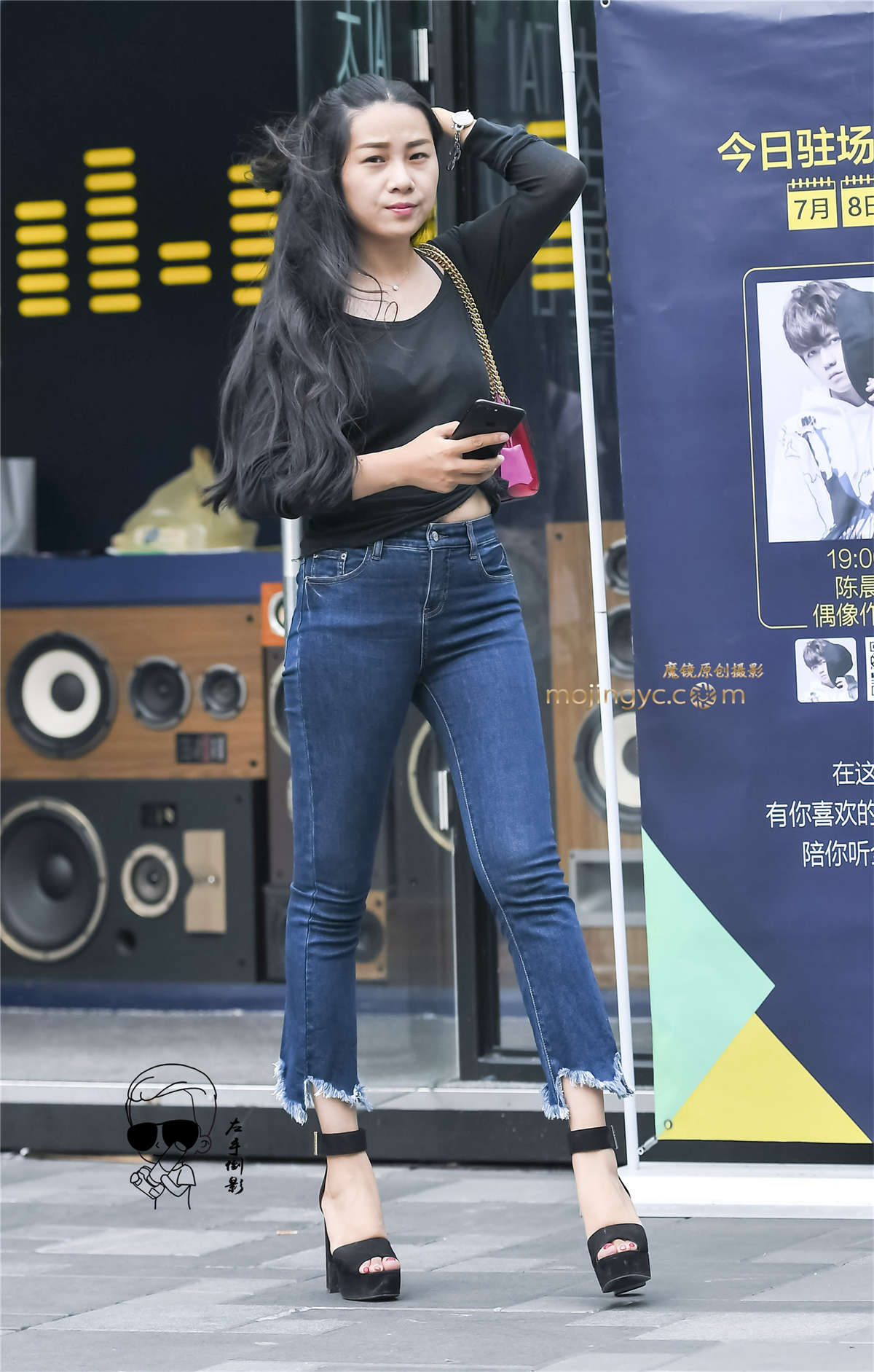 美女这身材太魔鬼性感了-日更街拍